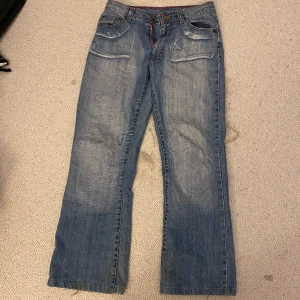 lågmidjade jeans - säljer ett av mina älsklings jeans som tyvärr ej kommer till användning längre. liten defekt men syns knappt. står ingen storlek men dom är lite långa för mig är 160, passar mig i midjan och har midjemått 28. 