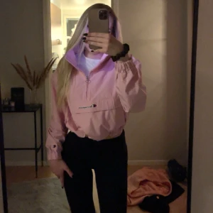 Champion jacka 🩷 - En rosa vindjacka ifrån Champion. Croppad i modellen. Storlek: XS