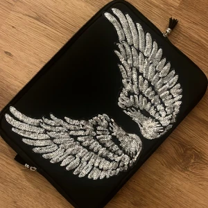 Datorfodral  - Säljer mitt super snygga datorfodral perfekt till skol datorn!!💗💓