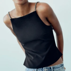 Topp - säljer denna jättesnygga topp från zara! Perfekt nu till nyår. Aldrig använda bara provat den, prislappen sitter kvar. Nypris 329kr