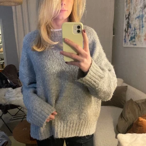 Stickad tröja - Grå stickad tröja i mohairblanding😇