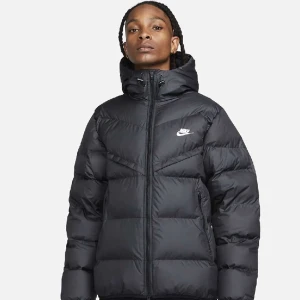 Nike jacka - Svart Nike jacka storlek M men kan nog även passa L. Användes sparsamt en säsong men är så gott som ny. Bilder på exakta jackan kan skickas vid begäran. Kan hämtas i Västerås eller Sundsvall, kan även fraktas.