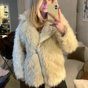 Pälsjacka  - Mysig pälsjacka som sitter fint oversized😇