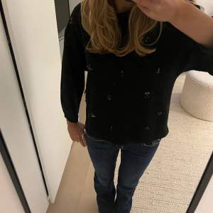 Jätte fin tröja från Massimo Dutti. Knappt använd och bra skick förutom en pärla som sitter lite löst. Fler bilder kan skickas. 