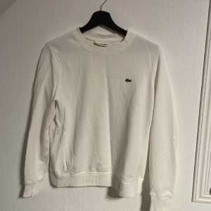 Lacoste tröja - Säljer min Lacoste tröja då den är lite för liten för mig. Den är använd en gång så mycket bra skick