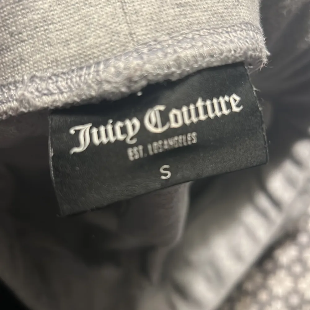 Säljer dessa gråa Juicy Couture byxor i storlek S. Då byxorna inte har kommit till användning längre . Jeans & Byxor.