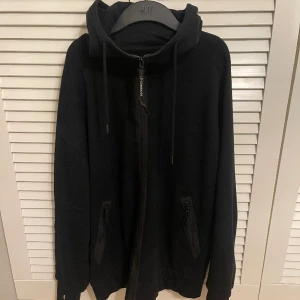 CP company zip hoodie  - Säljer denna Cp company goggle hoodie perfekt under en jacka eller väst nu när de börjar bli kallt. storleken är L