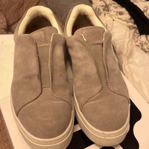 Eytys - Använt sparsamt, enstaka gånger. Grå mocka i storlek 44. 