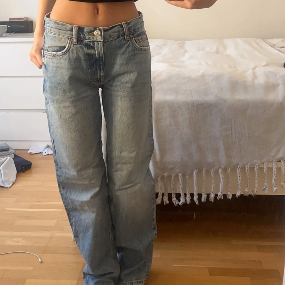 Baggy jeans från Gina Tricot som är ganska använda, jag är 164 och de är ganska långa på mig 💓🙏🏻. Jeans & Byxor.