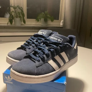 Adidas Campus - Adidas campus i storlek 42 2/3. Använda 2 gånger, mycket fint skick.  Skorna är små i storleken därav säljer jag. 