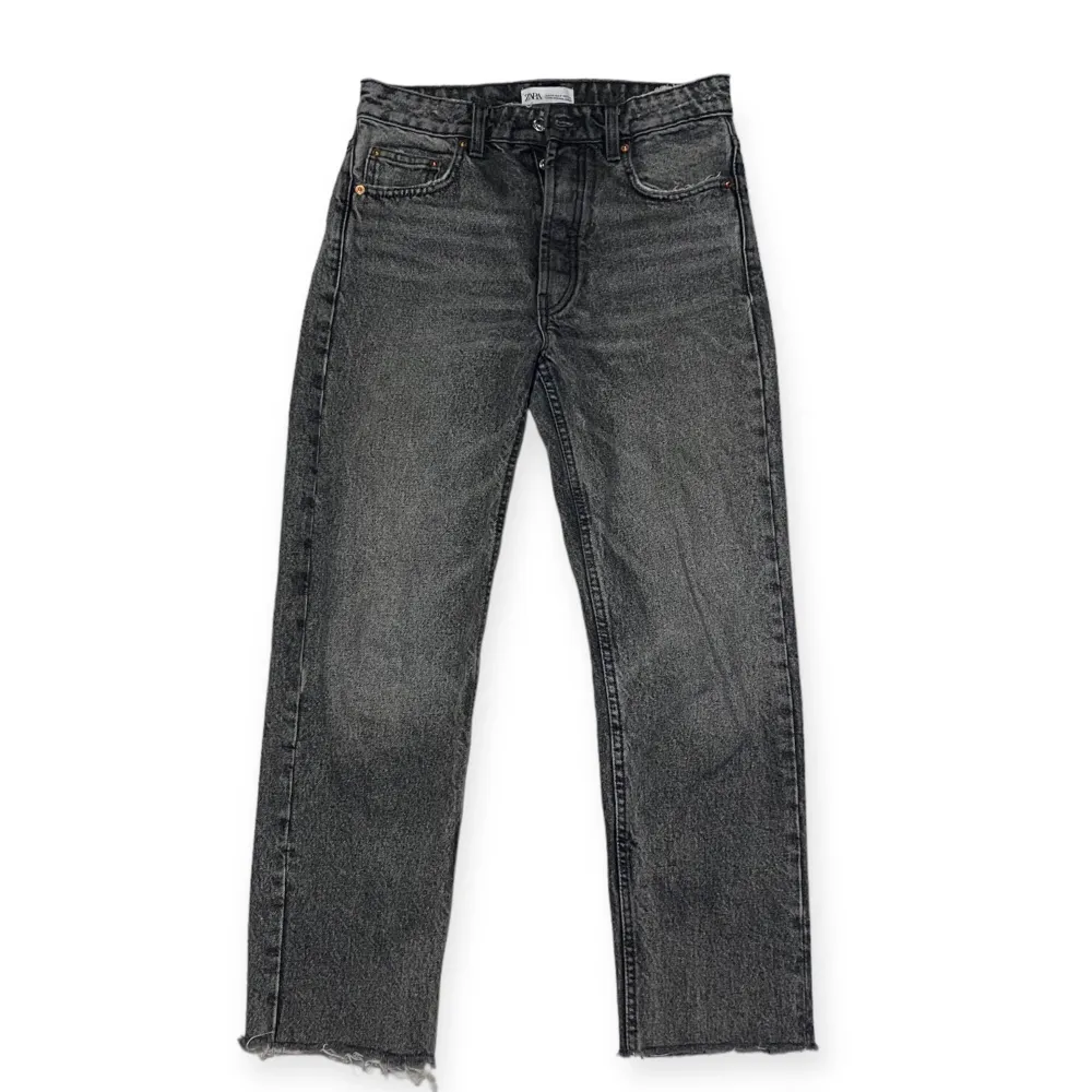 Jeans från zara i bra skick. Rak passform och medelhög midja.. Jeans & Byxor.