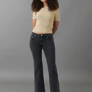 Jättesnygga lågmidjade y2k jeans från Gina Tricot💕De är helt oanvända, lappen är till och med kvar💕 Säkjer eftersom de är för korta på mig som är 173 cm.  Tryck på köp nu!🫶🏻