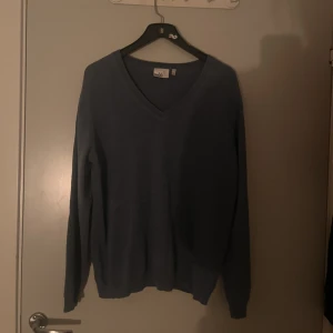 blå stickad tröja. M/L - Fin blå stickad tröja. Formar kurvorna och fin pass form. skulle behållt om den ej var för liten. Skulle säga att tröjan är i st M även om den är markerad som L.  (pris kan diskuteras)