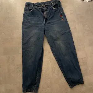 Baggy jeans från 90-talet med brodering. Inga slitningar, bra skick. Snabb affär, 450 INK frakt Midjemått: 40x2 Innebenslängd: ca 72