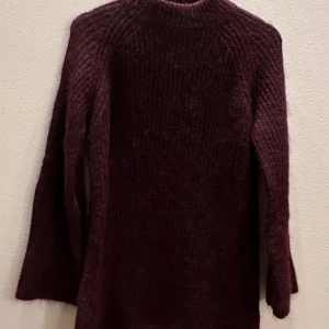 Stickad vinröd tröja - Mohairtröja från COS. Sparsamt använd. Fint skick. 