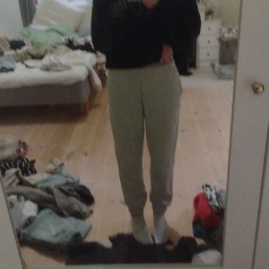 Gråa mjukisbyxor  - Säljer dessa sköna mjukisbyxor pga de är försmå. Fint skick 