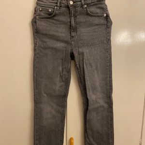 Jeans - Säljer mina gråa jeans med slits från Zara, de var för stora på mig, aldrig använda. Sjukt fina. För mer info skriv, pris kan diskuteras