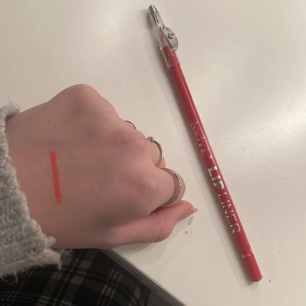 Läpp penna ifrån technic, bara testad, säljer då det inte är en färg jag använder, liten vässare ingår i locket💗. Övrigt.