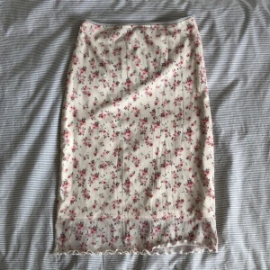 blommig kjol strl XS - så fin och passar perfekt till sommaren! ✨