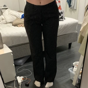 Kritstrecksrandig kostymbyxor🖤 - Lite insydda i midjan som lätt kan sprättas bort, midjemått: 89cm, innerbenslängd: 91cm