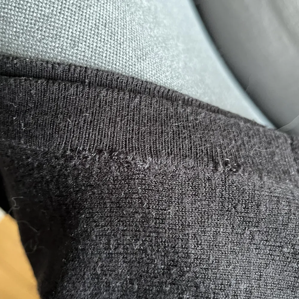Så skön tröja från zara! Har används en hel del men har inga tydliga defekter. Däremot finns ett igensytt hål som man ser på andra bilden, dock verkligen inget som syns! ❤️. Stickat.
