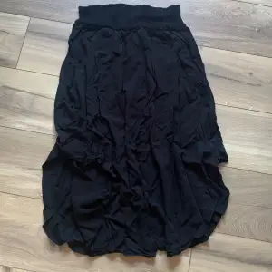 Snygg svart kjol med slits / öppning på sidan, passar M / L