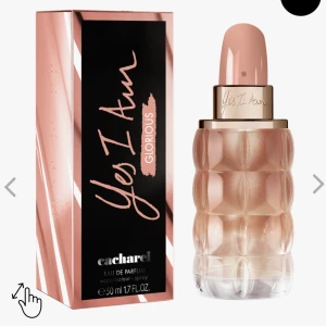 Cacharel - Yes I am Glorious - Parfym.se: en stark kombination av karisma, lyster och energi.   Toppnoter: mandarin, apelsin, persika Mellan: frangipani, magnolia, tiare-blomma Bas: mjölk, sandelträ, söta noter, vitceder extrakt.  Hela flaskan kvar. Nypris: 352kr