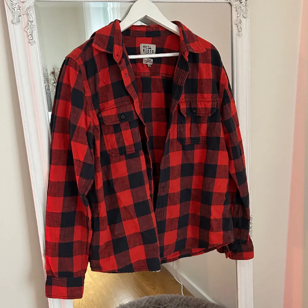 Säljer denna röda flanellskjortan då den inte kommer till användning. Väldigt tjock och i riktigt bra kvalité. Knappt använd så i nyskick. Tryck gärna på köp nu.. Skjortor.