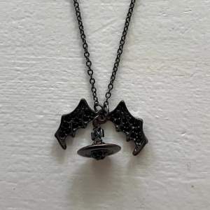 Svart Vivienne Westwood halsband med vingar 1:1, bra kvalitet och bra skick🙏
