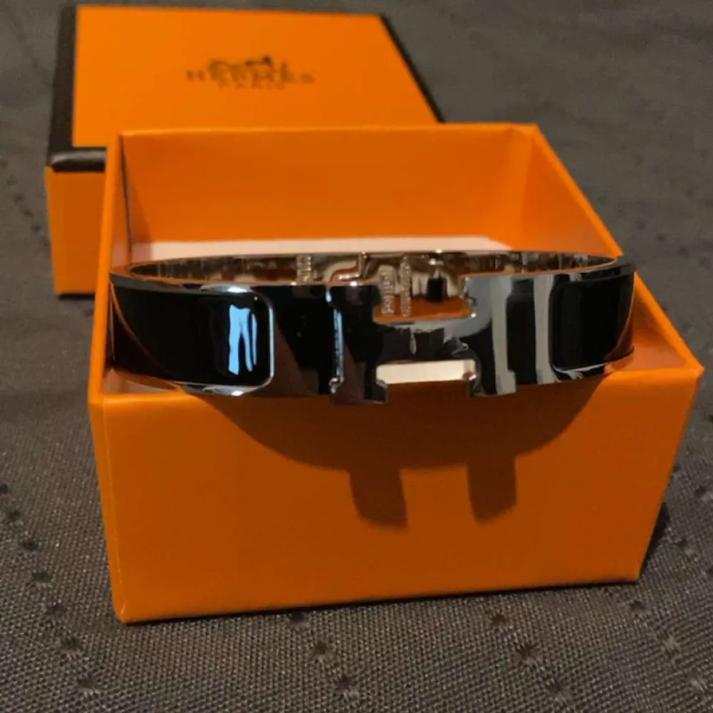 Supersnyggt Hermes H clic armband till salu, boxen medföljer vid köp. 1:1 ser precis ut som det äkta Hermes H clic armbandet. . Accessoarer.