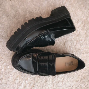 Lackskador  - Jättefina skor med kraftig sula. Använd ett par gånger 