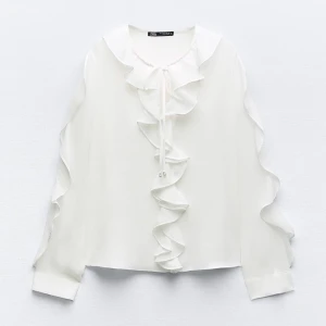 Zara blus - Säljer denna blusen från zara! Oanvänd, slutsåld på hemsidan!💗