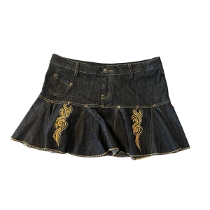 Lågmidjad kjol med detaljer - En mörkblå kjol med detaljer!! Så fin💕💕kontakta mig vid minsta fundering<3