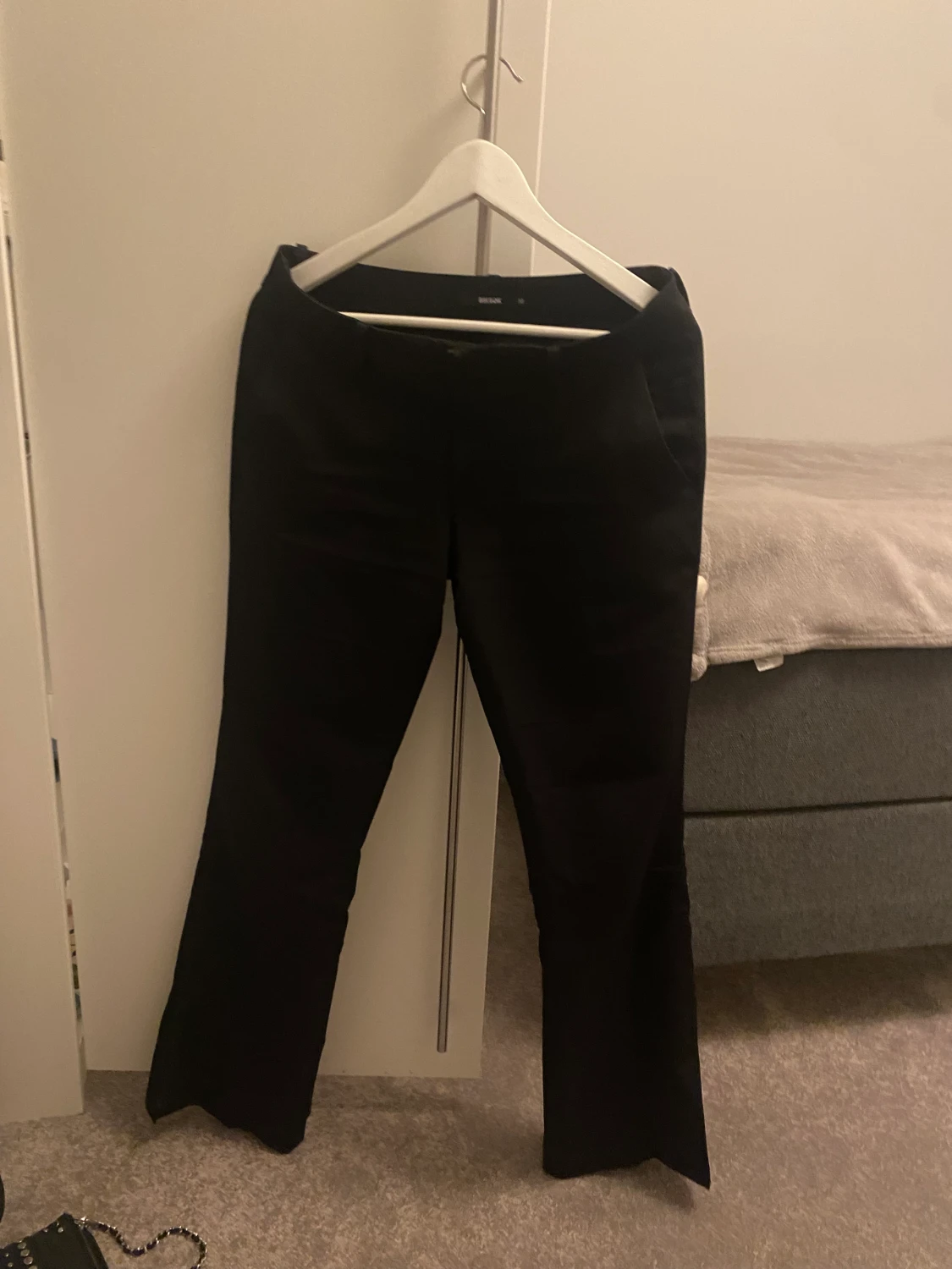 Svarta lågmidgade kostymbyxor