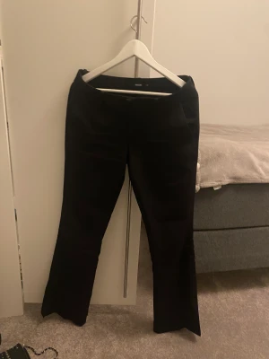 Svarta lågmidgade kostymbyxor  - Säljer dessa som att det är lite korta i bena (är 170cm) dom ä har inte defekter och är i fint skick. Är storlek 38 men sitter mer som en 36