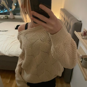 Stickad tröjja - Superfin beige/rosa tröjja som sitter nogat oversize på mig med bred hals så man kan ha den ut på axeln. Går bra att trycka på köp nu💓 Jag bär i vanliga fall S