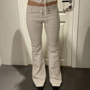 Kostymbyxor - Långa kostymbyxor, lite ranidga beiga