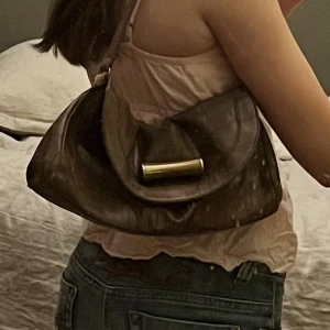 Axelväska - Snygg second hand axelväska💞 Lite defekter i ytmaterialet, skriv för bild! Annars är den i fint skick och praktisk med flertal fack💖