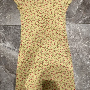 Sommarklänning 170 - En blommig färgglad och urgullig sommarklänning från Lindex. Ej använd så mycket. Rekommenderar!! Säljer pga stor garderobrensning. Kika gärna på mina andra annonser, säljer mycket. Samfraktar gärna:) 