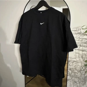 Nike tshirt - Svart Nike tshirt, nyskick. Är storlek M men är oversize model, passar större storlekar också. Priset kan diskuteras