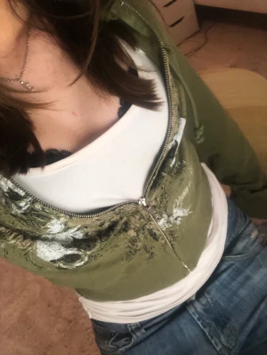 Y2k hoodie💀 - Olivgrön Y2k zipup hoodie från Urban Outfitters med tryck.🫶🏻