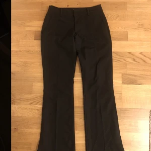 Lågmidjade kostymbyxor - Lågmidjade kostymbyxor från bikbok!