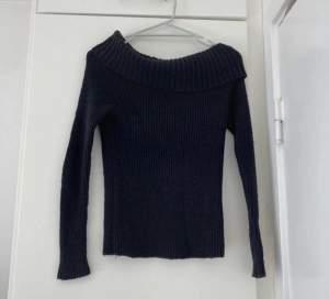 Säljer denna underbara offshoulder stickade tröjan från hollister, storlek XS💓 I helt okej skick!