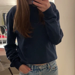 Blå sweatshirt  - Super fin blå sweatshirt den är ganska liten men sitter perfekt om man vill att toppen på jeansen ska synas vilket jag tycker ser super snyckt ut.