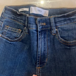 Oanvända lågmidjade jeans - Mango jeans oanvända 