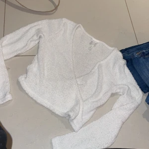 Vit stickad tröja, Mac tröja  - Vit stickad tröja, omlott tröja och kort till midja. Knappt använd 