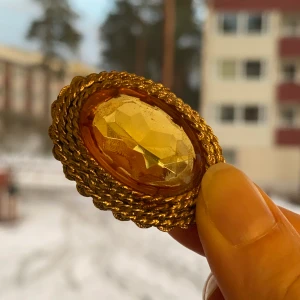 Vintage brosch  - Vacker vintage brosch med whiskyfärgad sten 