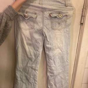 Lågmidjade bootcut jeans från Levi's med skit snygga fickor. Aldrig användt, i jätte bra skick men är tyvärr för korta för mig♡ Psa. Små i storleken! (Pris kan diskuteras)   Måt: Total längd: 91cm  Midja: 34cm (platt) Lår: 18cm (platt) 