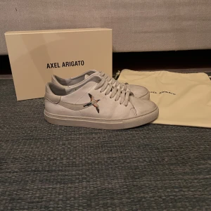 Arigato Clean 90 Stripes Bee Bird - Säljer mina gamla Arigatos för att de är lite små och ej kommer till användning längre. Säljer för 899kr men pris kan diskuteras. Rätt bra skick använda under våren men inte så mycket nu under hösten.