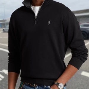 Ralph Lauren Zip Tröja - (Finns egna bilder) Trendig och stilig zip tröja🎩 Helt nytt skick och passar perfekt nu i vinter😌